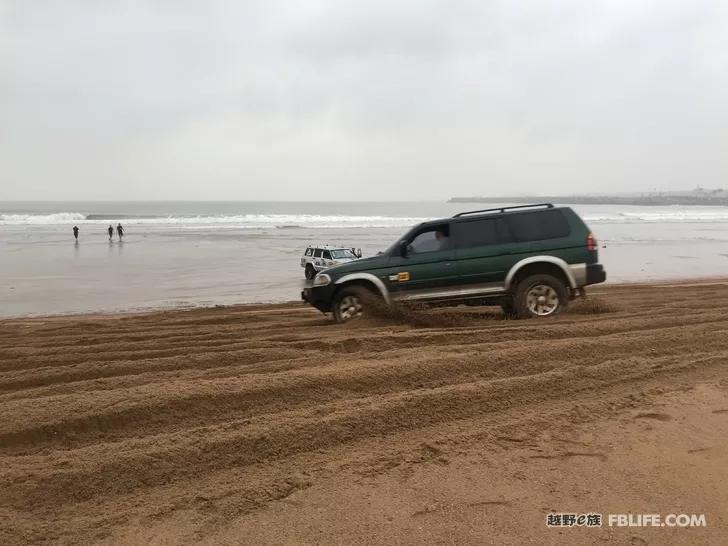 After the typhoon, crossing Mount Aye, there is a wave on the beach!