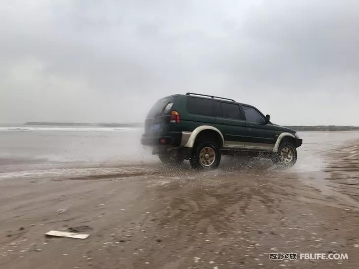 After the typhoon, crossing Mount Aye, there is a wave on the beach!