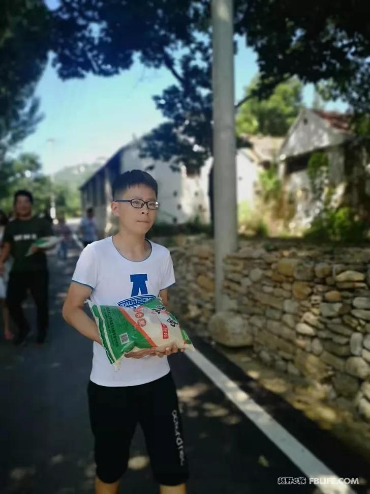 We are the messengers who spread positive energy, remember the donation from the Weifang team of the cross-country e-family in Linqu