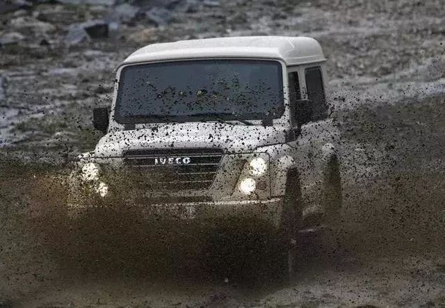 Do you think Italians can only build supercars? Land Rover is afraid of playing off-road vehicles