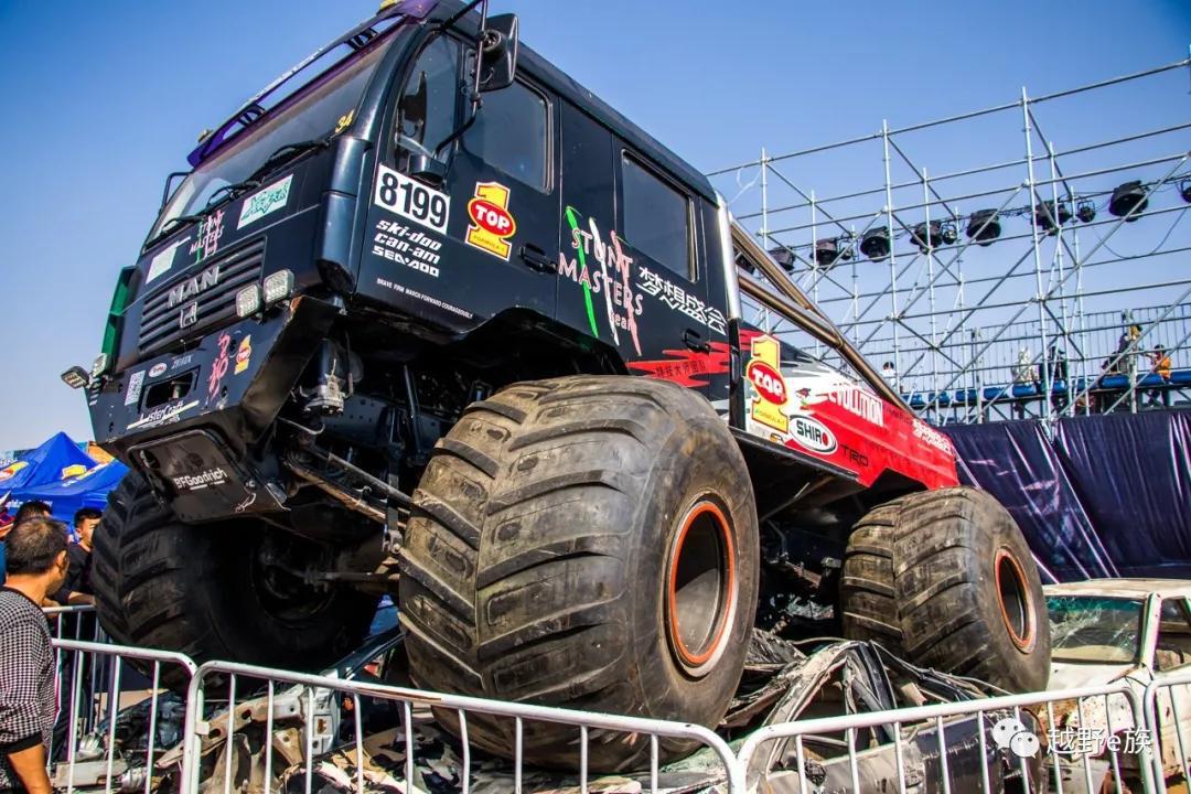 Heroes will gather off-roaders to share a feast in the desert