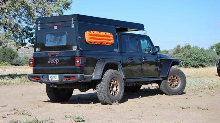 Still reliable pickup truck Jeep Gladiator camping kit release