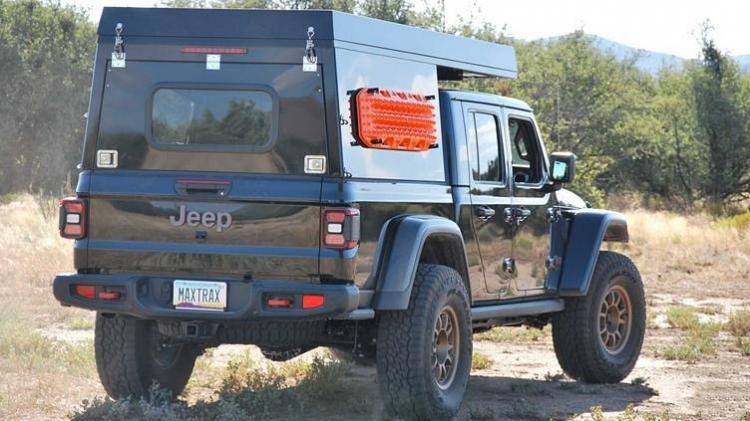 Still reliable pickup truck Jeep Gladiator camping kit release