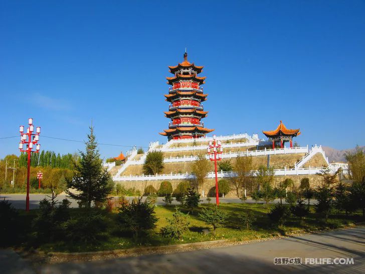 Blue sky, white clouds, clear water, vast Gobi, a bright pearl, dreamy golden world, Delingha