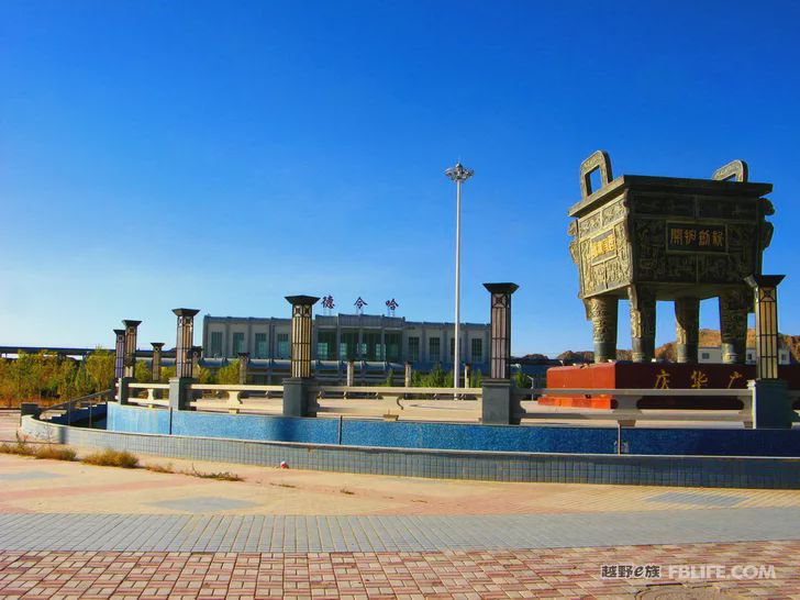 Blue sky, white clouds, clear water, vast Gobi, a bright pearl, dreamy golden world, Delingha