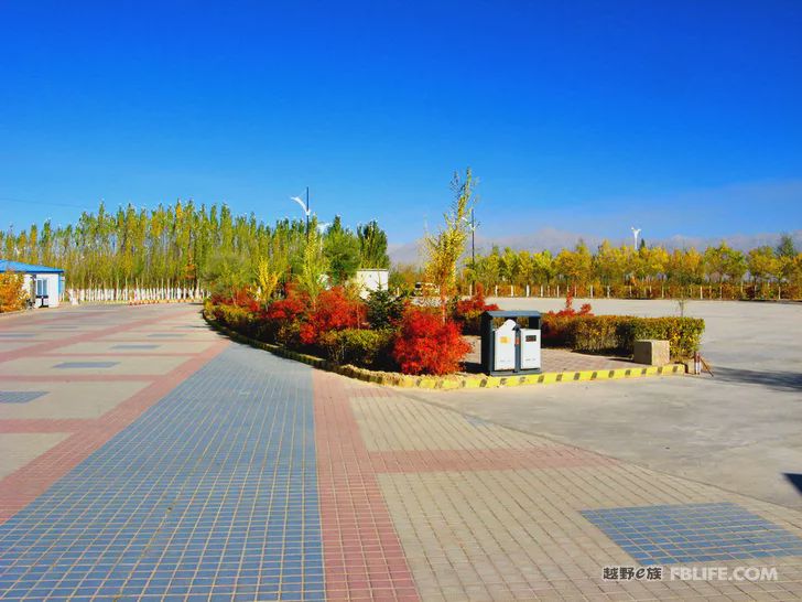 Blue sky, white clouds, clear water, vast Gobi, a bright pearl, dreamy golden world, Delingha