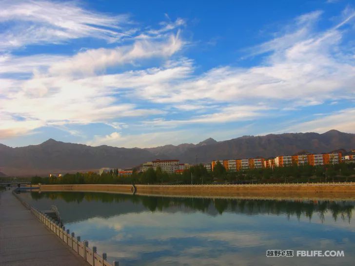 Blue sky, white clouds, clear water, vast Gobi, a bright pearl, dreamy golden world, Delingha