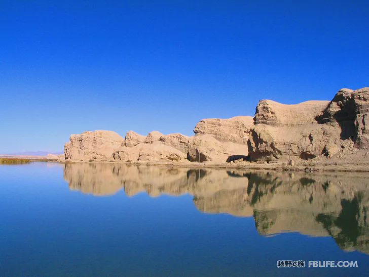 Blue sky, white clouds, clear water, vast Gobi, a bright pearl, dreamy golden world, Delingha