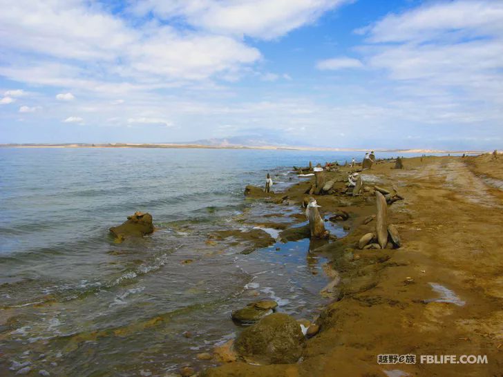 Blue sky, white clouds, clear water, vast Gobi, a bright pearl, dreamy golden world, Delingha