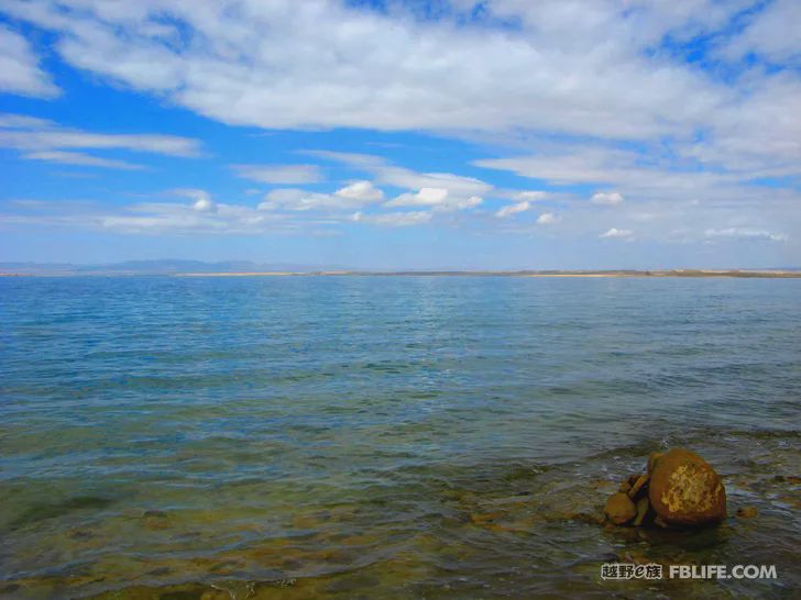 Blue sky, white clouds, clear water, vast Gobi, a bright pearl, dreamy golden world, Delingha