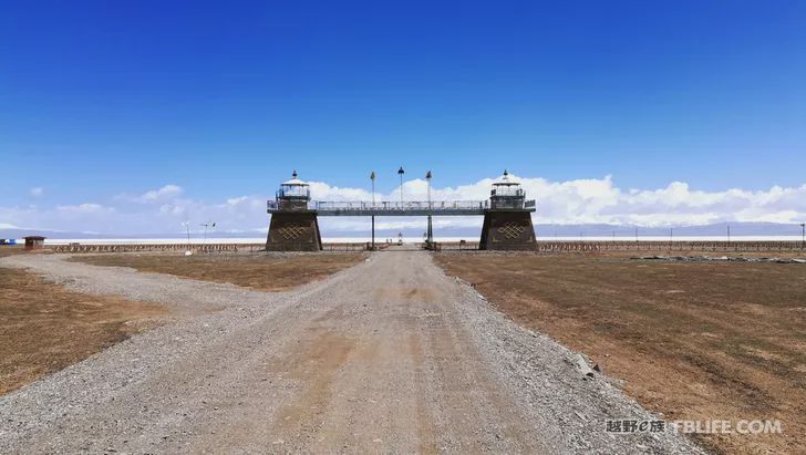 Blue sky, white clouds, clear water, vast Gobi, a bright pearl, dreamy golden world, Delingha