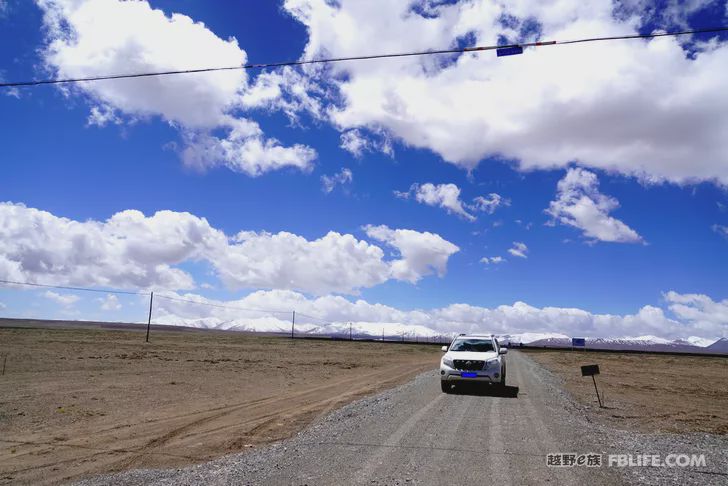 Blue sky, white clouds, clear water, vast Gobi, a bright pearl, dreamy golden world, Delingha