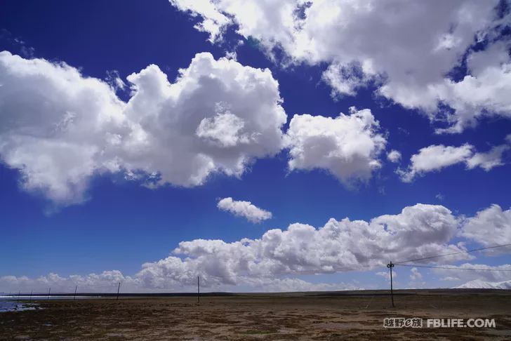 Blue sky, white clouds, clear water, vast Gobi, a bright pearl, dreamy golden world, Delingha