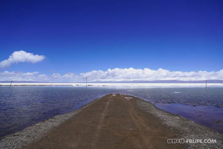 Blue sky, white clouds, clear water, vast Gobi, a bright pearl, dreamy golden world, Delingha