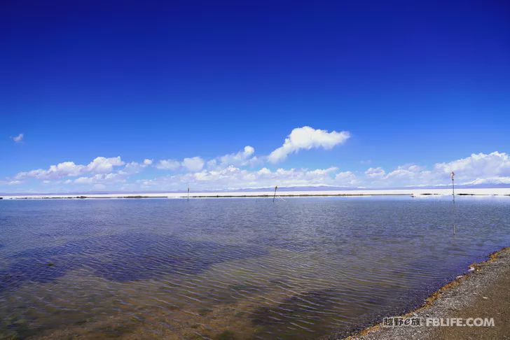 Blue sky, white clouds, clear water, vast Gobi, a bright pearl, dreamy golden world, Delingha