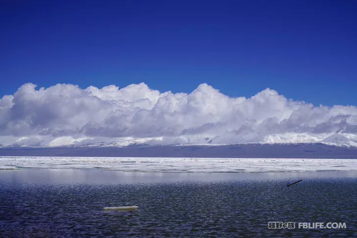 Blue sky, white clouds, clear water, vast Gobi, a bright pearl, dreamy golden world, Delingha