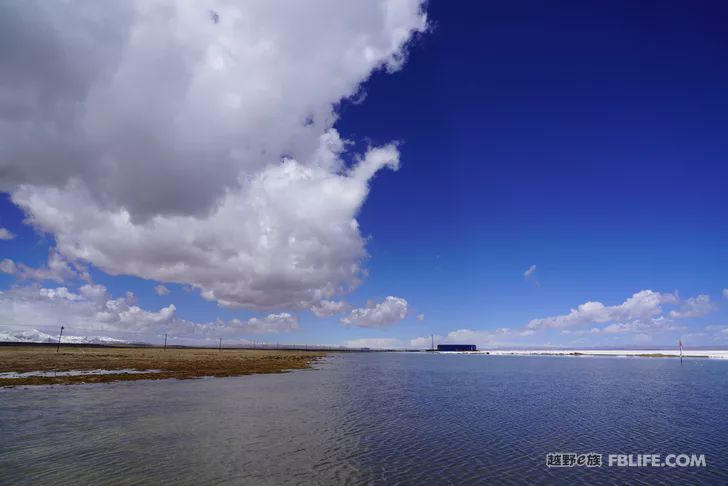 Blue sky, white clouds, clear water, vast Gobi, a bright pearl, dreamy golden world, Delingha