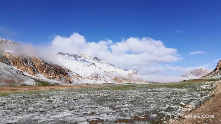 Blue sky, white clouds, clear water, vast Gobi, a bright pearl, dreamy golden world, Delingha