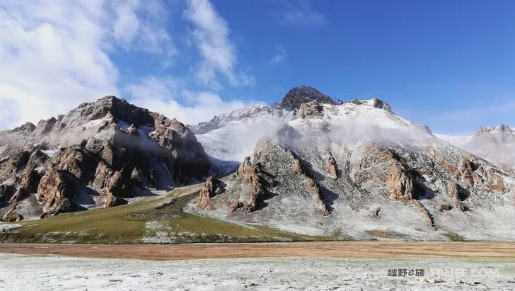 Blue sky, white clouds, clear water, vast Gobi, a bright pearl, dreamy golden world, Delingha