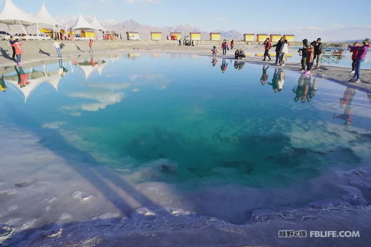 Blue sky, white clouds, clear water, vast Gobi, a bright pearl, dreamy golden world, Delingha