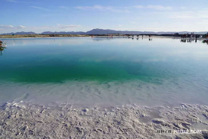 Blue sky, white clouds, clear water, vast Gobi, a bright pearl, dreamy golden world, Delingha