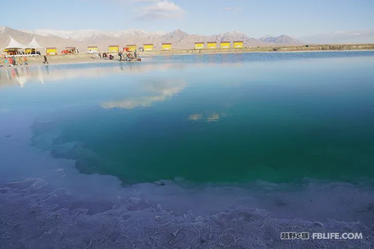 Blue sky, white clouds, clear water, vast Gobi, a bright pearl, dreamy golden world, Delingha