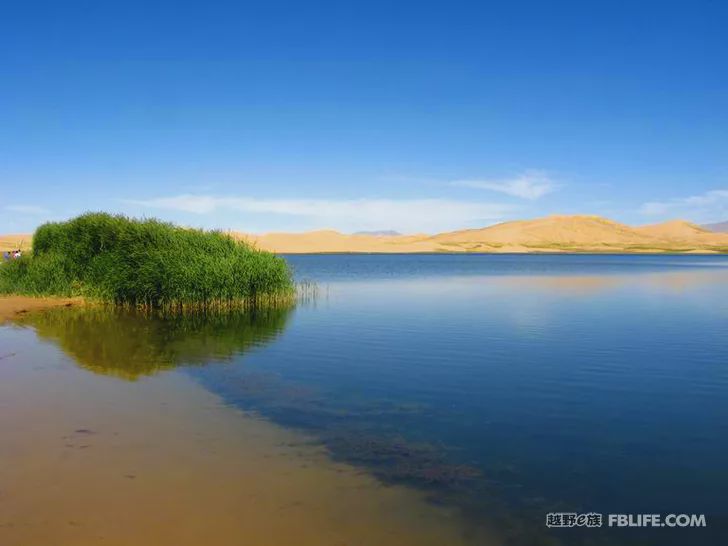 Blue sky, white clouds, clear water, vast Gobi, a bright pearl, dreamy golden world, Delingha