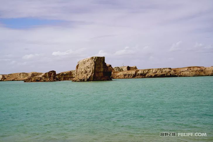 Blue sky, white clouds, clear water, vast Gobi, a bright pearl, dreamy golden world, Delingha