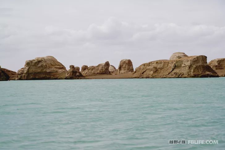 Blue sky, white clouds, clear water, vast Gobi, a bright pearl, dreamy golden world, Delingha