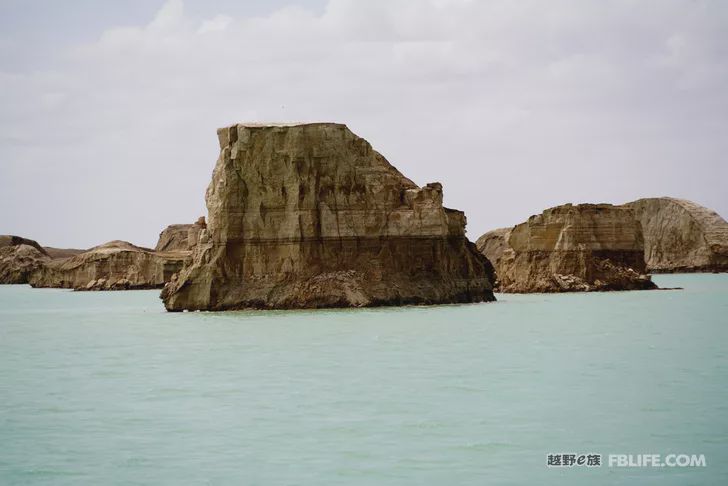 Blue sky, white clouds, clear water, vast Gobi, a bright pearl, dreamy golden world, Delingha