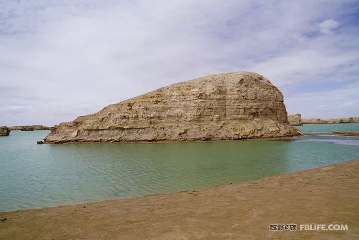 Blue sky, white clouds, clear water, vast Gobi, a bright pearl, dreamy golden world, Delingha