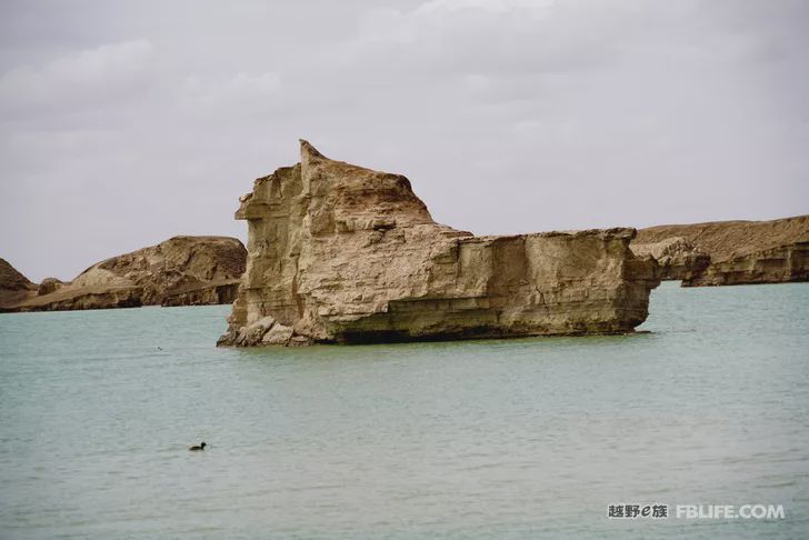 Blue sky, white clouds, clear water, vast Gobi, a bright pearl, dreamy golden world, Delingha