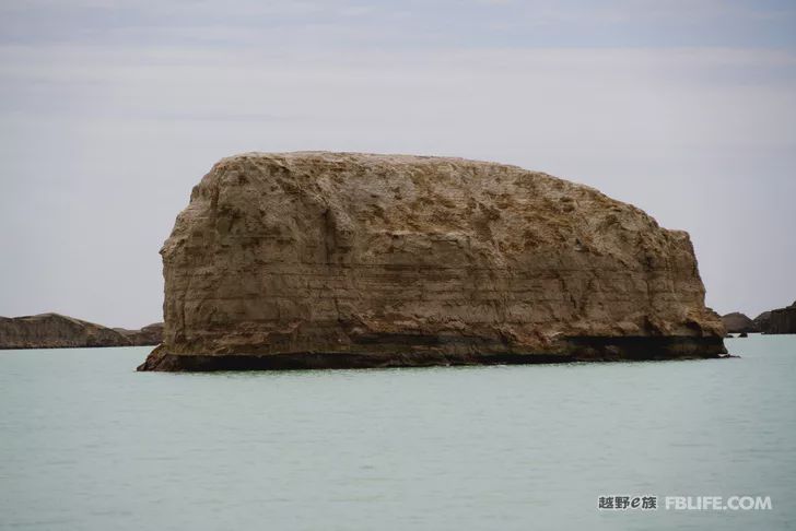 Blue sky, white clouds, clear water, vast Gobi, a bright pearl, dreamy golden world, Delingha