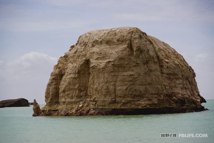 Blue sky, white clouds, clear water, vast Gobi, a bright pearl, dreamy golden world, Delingha