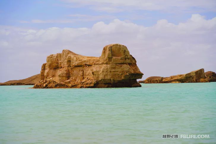 Blue sky, white clouds, clear water, vast Gobi, a bright pearl, dreamy golden world, Delingha