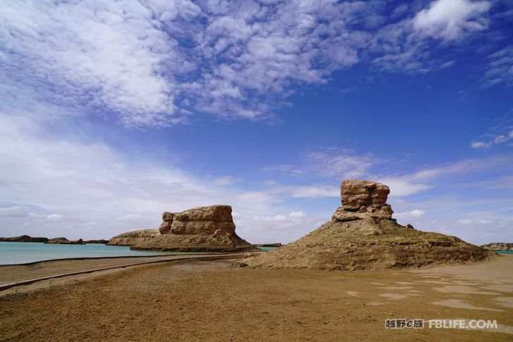 Blue sky, white clouds, clear water, vast Gobi, a bright pearl, dreamy golden world, Delingha