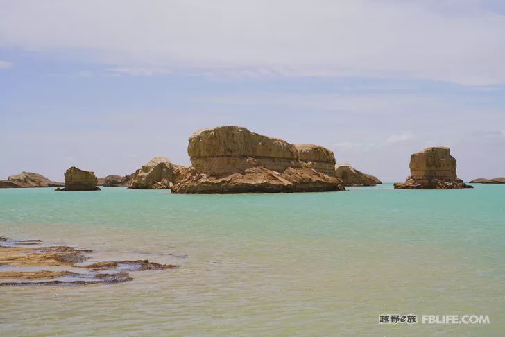 Blue sky, white clouds, clear water, vast Gobi, a bright pearl, dreamy golden world, Delingha