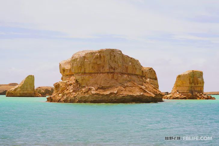 Blue sky, white clouds, clear water, vast Gobi, a bright pearl, dreamy golden world, Delingha