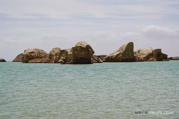 Blue sky, white clouds, clear water, vast Gobi, a bright pearl, dreamy golden world, Delingha