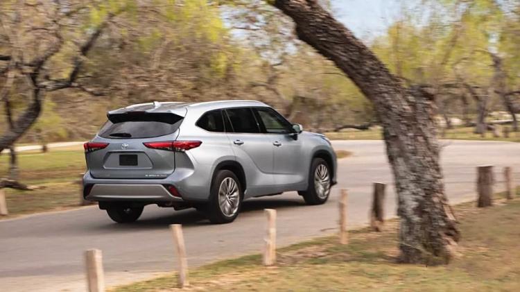 Sneak peek at next-gen Toyota Highlander test drive