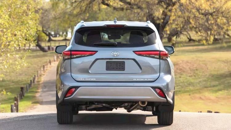 Sneak peek at next-gen Toyota Highlander test drive