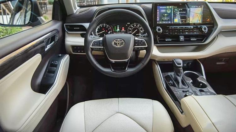 Sneak peek at next-gen Toyota Highlander test drive