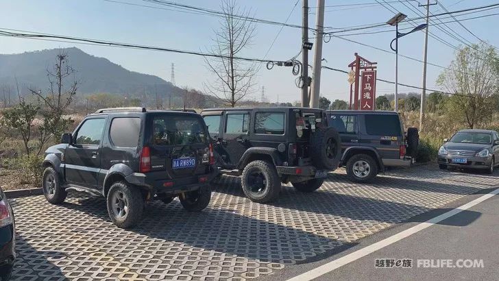 Three hard cars, three men, and a dog, explore the road in Wawushan!