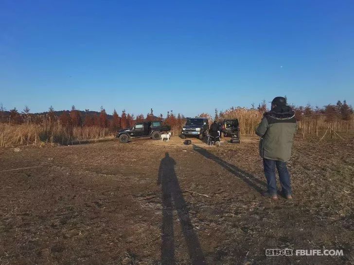 Three hard cars, three men, and a dog, explore the road in Wawushan!