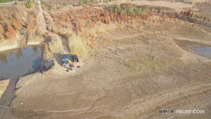 Three hard cars, three men, and a dog, explore the road in Wawushan!