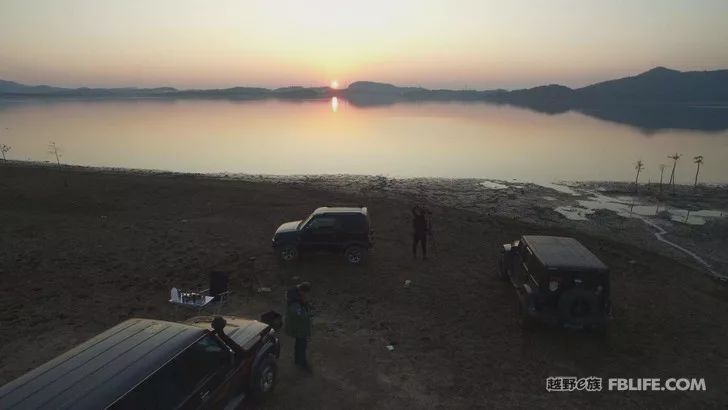 Three hard cars, three men, and a dog, explore the road in Wawushan!