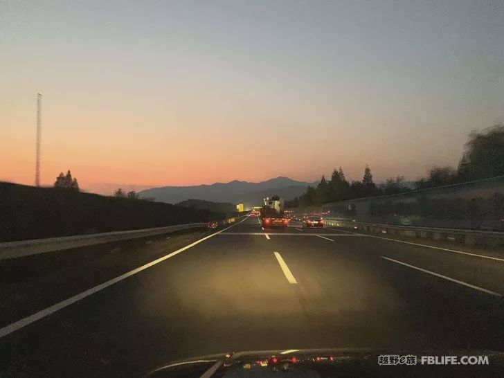 Three hard cars, three men, and a dog, explore the road in Wawushan!