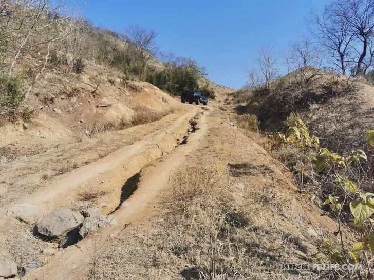 Three hard cars, three men, and a dog, explore the road in Wawushan!