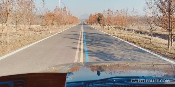 Three hard cars, three men, and a dog, explore the road in Wawushan!