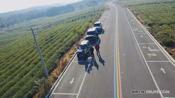 Three hard cars, three men, and a dog, explore the road in Wawushan!